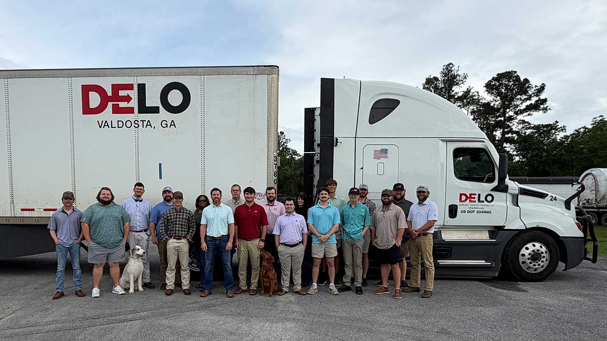Desirable logistics Company Group Photos - Employees next to a DeLo truck and trailer